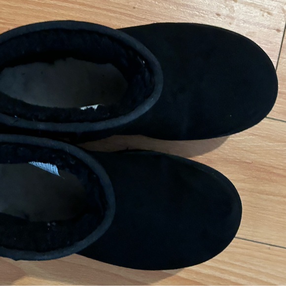 Uggs size 8 usa , worn once. Selling because they do not fit me - Picture 2 of 4